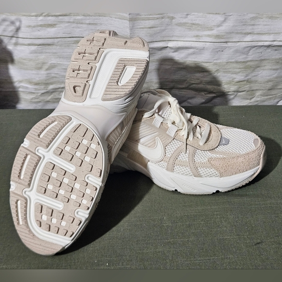 Nike Women's Cream and White Sneakers Size 9.5 - Picture 9 of 11